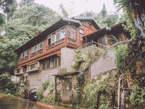 3 「白團宿舍」舊址是見證北投人文與軍事歷史之處。(圖/《草山千層派》・攝影/陳怡