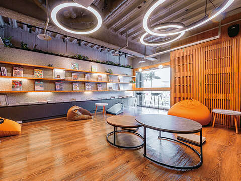 P20-23 漫遊-5@CBC SPACE 景美咖啡圖書館-CBC SPACE景美咖啡圖書館以溫潤木質調與柔和燈光交織出舒適的閱讀空間。（圖／CBC SPACE 景美咖啡圖書館）