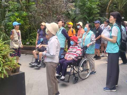 志工老師的導覽,內容既豐富又有趣。(圖片來源:臺北市政府工務局公園路燈工程管理處)