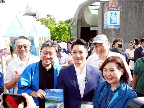市長走訪軌道觀光友好夥伴攤位（圖片來源：臺北市政府秘書處媒體事務組）
