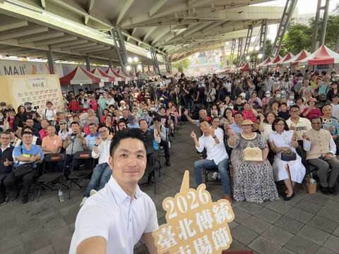 臺北市長蔣萬安與貴賓們自拍合影（圖片來源：臺北市市場處）