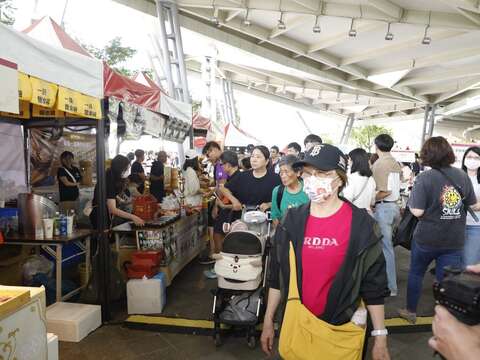 5月16日臺北圓山花博長廊現場活動人潮（圖片來源：臺北市市場處）