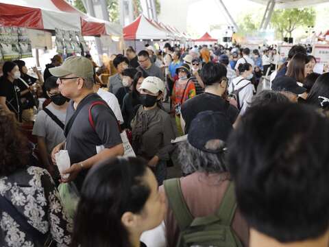 5月16日臺北圓山花博長廊現場人潮眾多（圖片來源：臺北市市場處）