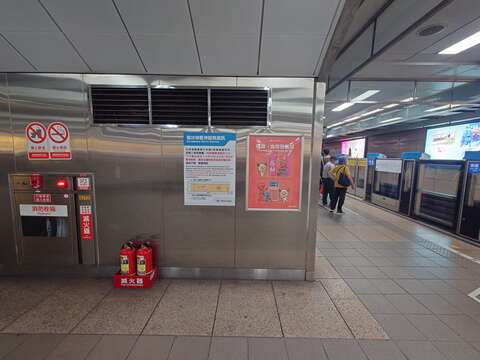 車站現場公告與消防設備區域（圖片來源：臺北大眾捷運股份有限公司）