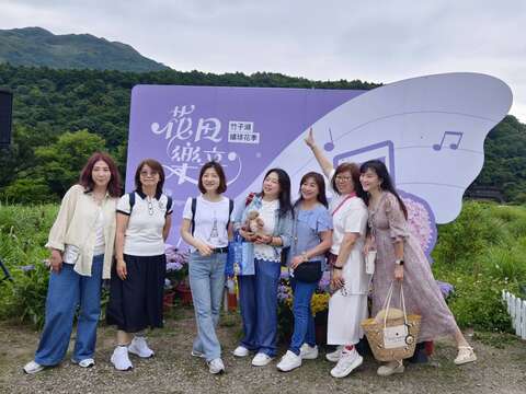 路過的賞花遊客也在繡球花造形背板前留影（圖片來源：臺北市政府產業發展局）