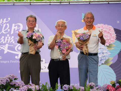 產業局王副局長,北投區農會陳理事長,陽明山管理處陳張處長親手製作了美麗的繡球花束（圖片來源：臺北市政府產業發展局）