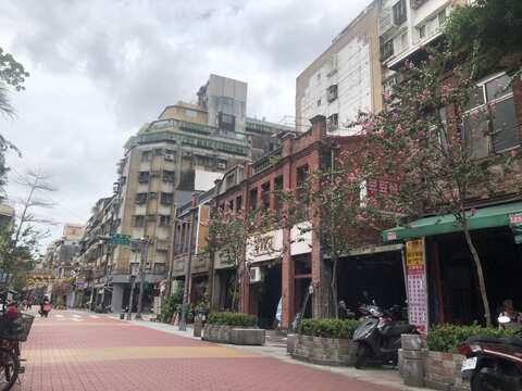 貴陽街街道鋪面綠美化改善後全景（圖片來源：臺北市政府工務局公園路燈工程管理處）