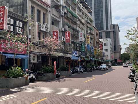 西園路街道鋪面綠美化改善後全景（圖片來源：臺北市政府工務局公園路燈工程管理處）