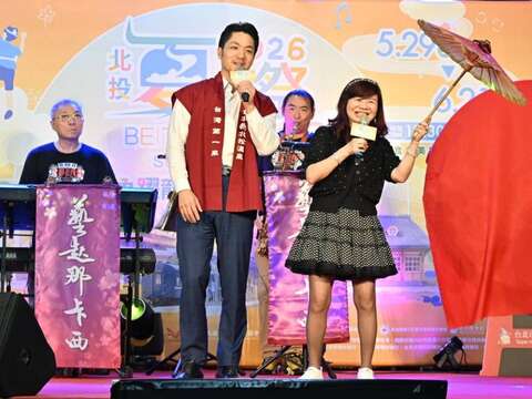 蔣萬安市長與周水美總會長一同獻唱經典曲目一支小雨傘（圖片來源：臺北市商業處）