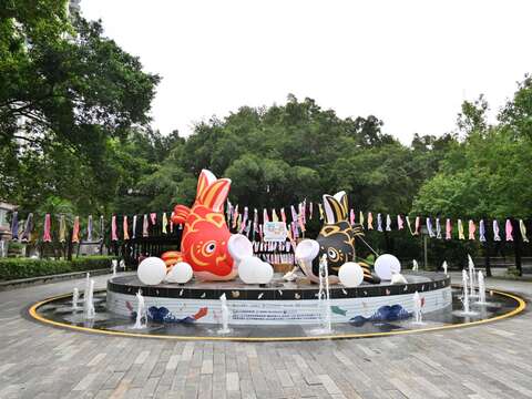 活動期間於北投公園噴水池上方設有2隻鯉魚裝置,歡迎大小朋友在這裡拍出絢麗繽紛照片（圖片來源：臺北市商業處）