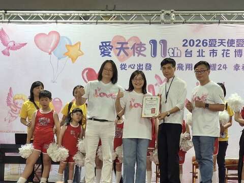 頒發感謝狀（圖片來源：臺北市政府教育局）