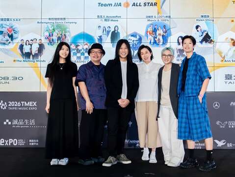 策展團隊左起Mia Min Yen嚴敏、迪拉胖Dela、瑪莎、總召集人黃韻玲、范曉萱、Chris劉柏君（圖片來源：臺北市政府文化局）