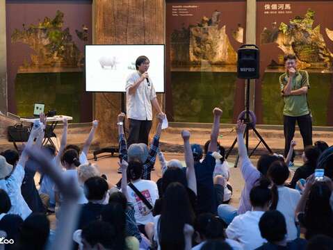 夜間開放期間各種動物主題的保母講古深受遊客喜愛。(攝於2025年)（圖片來源：北市立動物園)