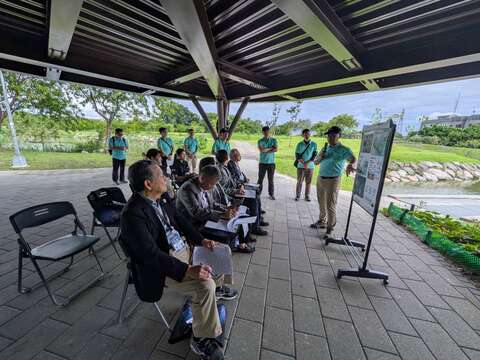 公園處向複審委員報告雙溪濕地公園的維護成果。（圖片來源：臺北市政府工務局公園路燈工程管理處）