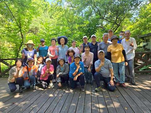 今年度榮星賞螢季結束,榮星志工團隊進行久違工作日(圖片來源:臺北市政府工務局公園路燈工程管理處)