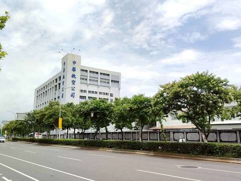 松山區民權東路三至四段的九芎盛開如夏日白雪(圖片來源:臺北市政府工務局公園路燈工程管理處)