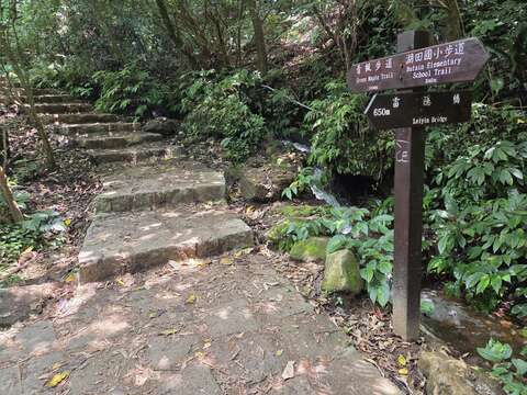猴崁水圳步道-指向牌（圖片來源：臺北市政府工務局大地工程處）