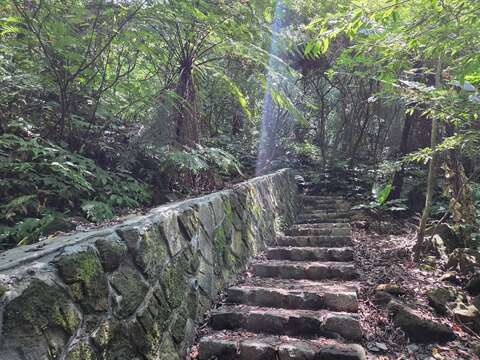 猴崁水圳步道-陛梯段塊石步道（圖片來源：臺北市政府工務局大地工程處）