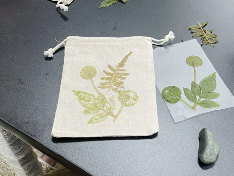 「植物拓印」利用植物的天然色素,留下亮麗的身影。（圖片來源：臺北市政府工務局公園路燈工程管理處）