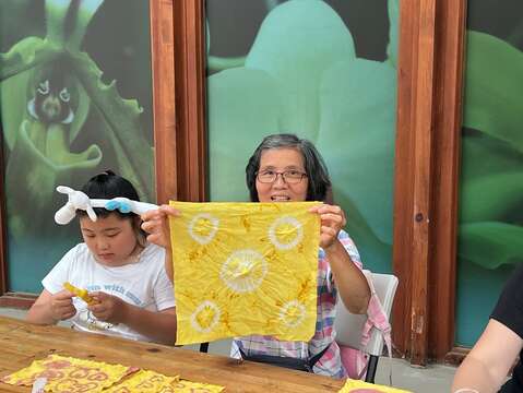 「植物染布」利用天然植材染出具有特色的布品。（圖片來源：臺北市政府工務局公園路燈工程管理處）