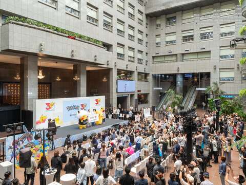 「寶可夢30週年」臺北站記者會現場可愛的皮卡丘吸引大量人潮圍觀拍照,一睹國際巨星丰采。(圖片來源:臺北市政府觀光傳播局)