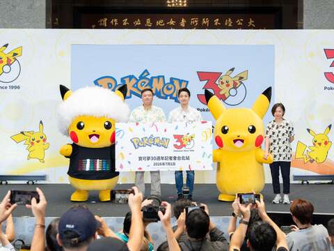 「寶可夢30週年」臺北站圓滿落幕,The Pokémon Company董事福永晉(左)、臺北市長蔣萬安(中)及《Pokémon GO》亞太區資深行銷總監許世婉(右)一同合影留念。(圖片來源:臺北市政府觀光傳播局)