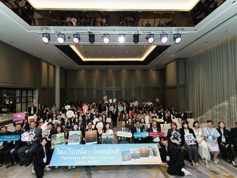 四市推介會圓滿成功，駐泰藍夏禮大使、觀光署曼谷辦事處陳憶婷主任、泰國旅遊觀光協會徐佩山會長、泰國出境旅遊協會Kanlayanee Asanee會長及多位當地業者、貴賓出席。（圖片來源：臺北市政府觀光傳播局）
