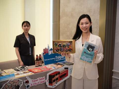 臺北市展攤豐富有趣，余祥局長熱情招呼泰國來訪業者。（圖片來源：臺北市政府觀光傳播局）