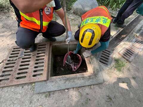 公園處加強清理陰井側溝,積極做好防災整備（圖片來源：臺北市政府工務局公園路燈工程管理處）
