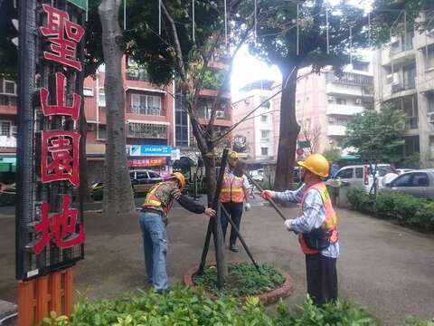 加強立支柱,積極做好防災整備（圖片來源：臺北市政府工務局公園路燈工程管理處）