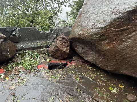 路面落石照片（圖片來源：臺北市政府工務局大地工程處）