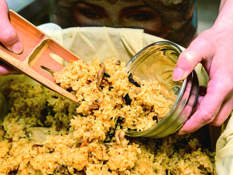油飯以長糯米與圓糯米調和蒸製,米粒分明而不乾口。