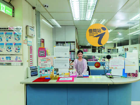 台北地下街行政服務中心借問站人員,隨時準備好將相關旅遊資訊傳遞給旅客。3)_0
