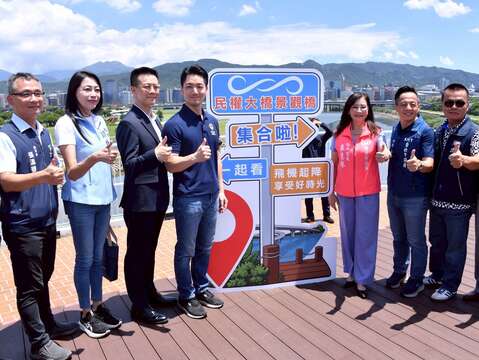 民權大橋景觀橋啟用典禮-市長與貴賓合影(圖片來源:臺北市政府工務局新建工程處)