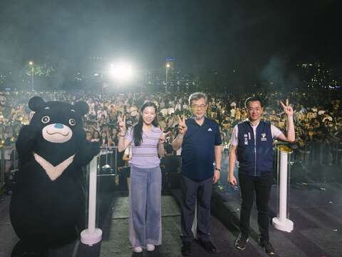 李泰興副市長(左3)、林士斌副秘書長(右1)、觀傳局長余祥(左2)與熊讚及台下民眾開心合照（圖片來源：臺北市政府觀光傳播局）