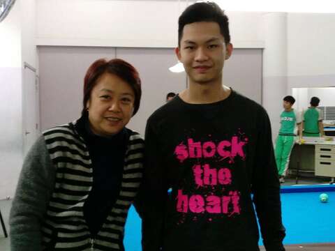 教練柳信美(左)與選手許睿安(右)