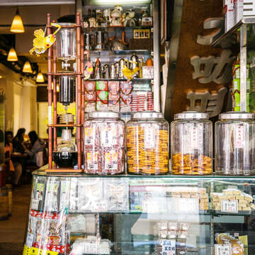 蜂大咖啡店的櫃上，一罐罐玻璃密封罐裝著可口的合桃酥及各式糕餅，讓人彷彿身處50年代的老台北。（施純泰攝）