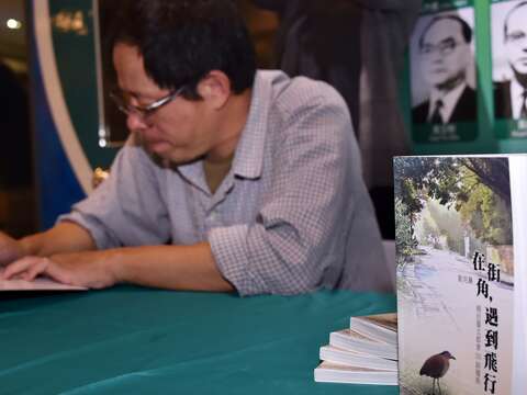 《在街角，遇到飛行》主筆劉克襄為讀者簽名