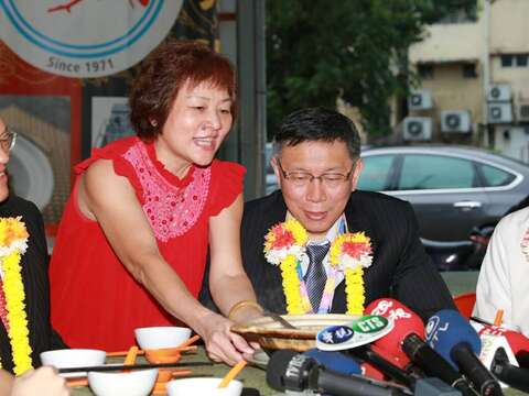市長柯文哲抵達吉隆坡機場第一站即前往當地知名肉骨茶店，品嚐當地特有美食，表示好吃