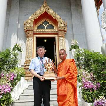 泰國大理石寺方代表致贈臺北市長柯文哲一尊佛像，為臺北市祈福
