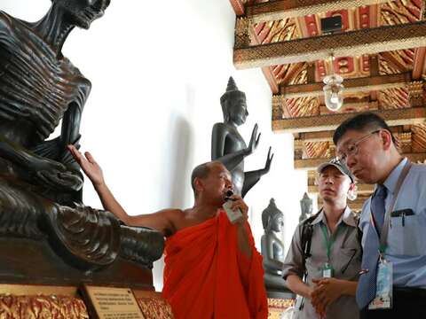 柯市長對於在菩提樹下悟道的釋迦摩尼佛雕像感觸甚深