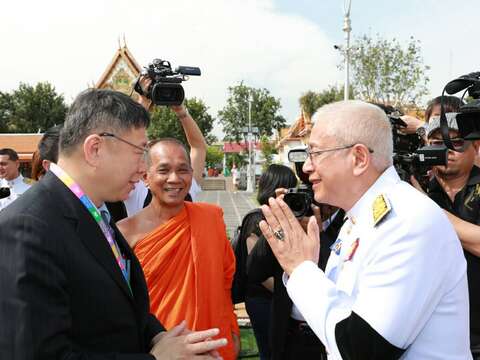 柯市長巧遇主持儀式的泰國文化宗教部長顧問PONGSAK SEMSON Ph.d，雙方相談甚歡
