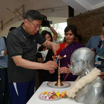 柯市長依照印度當地習俗，為甘地銅像獻上棉紗、點燈祈福表示尊敬之意