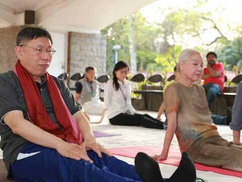 柯市長與歌仔戲國寶廖瓊枝，相約體驗印度瑜珈文化