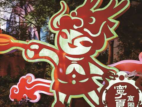 紅色的廚師剪紙造型是寧夏夜市的入口意象。（攝影／楊智仁）