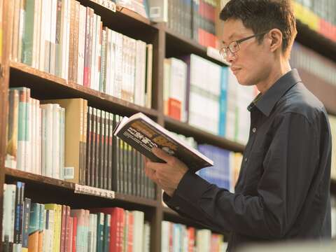 天龍圖書店內有許多簡體書籍，藏書豐富。（攝影／梁忠賢）