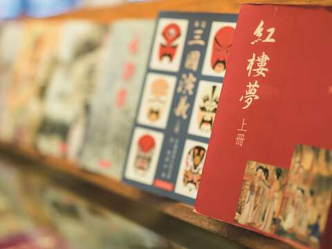 世界書局店內有許多中國古代經典之作。（攝影／梁忠賢）