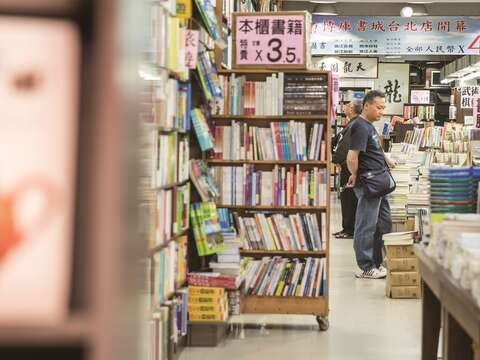 重慶南路書店街的人潮雖不如以往，卻仍是許多愛書人士的挖寶之地。（攝影／梁忠賢）
