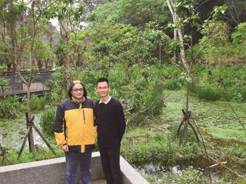 Vice-Director Kaven Chen (right) and Dr. Wu Jiaxiong (left) have devoted themselves to bringing fireflies back to Taipei. (Photo: Huang Chienpin)