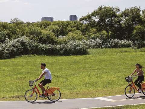 ​​​​​​​台北市河濱公園規畫完善，市民可安心在園內騎乘自行車，享受難得的悠閒時光。（圖為古亭河濱公園，攝影／楊智仁）